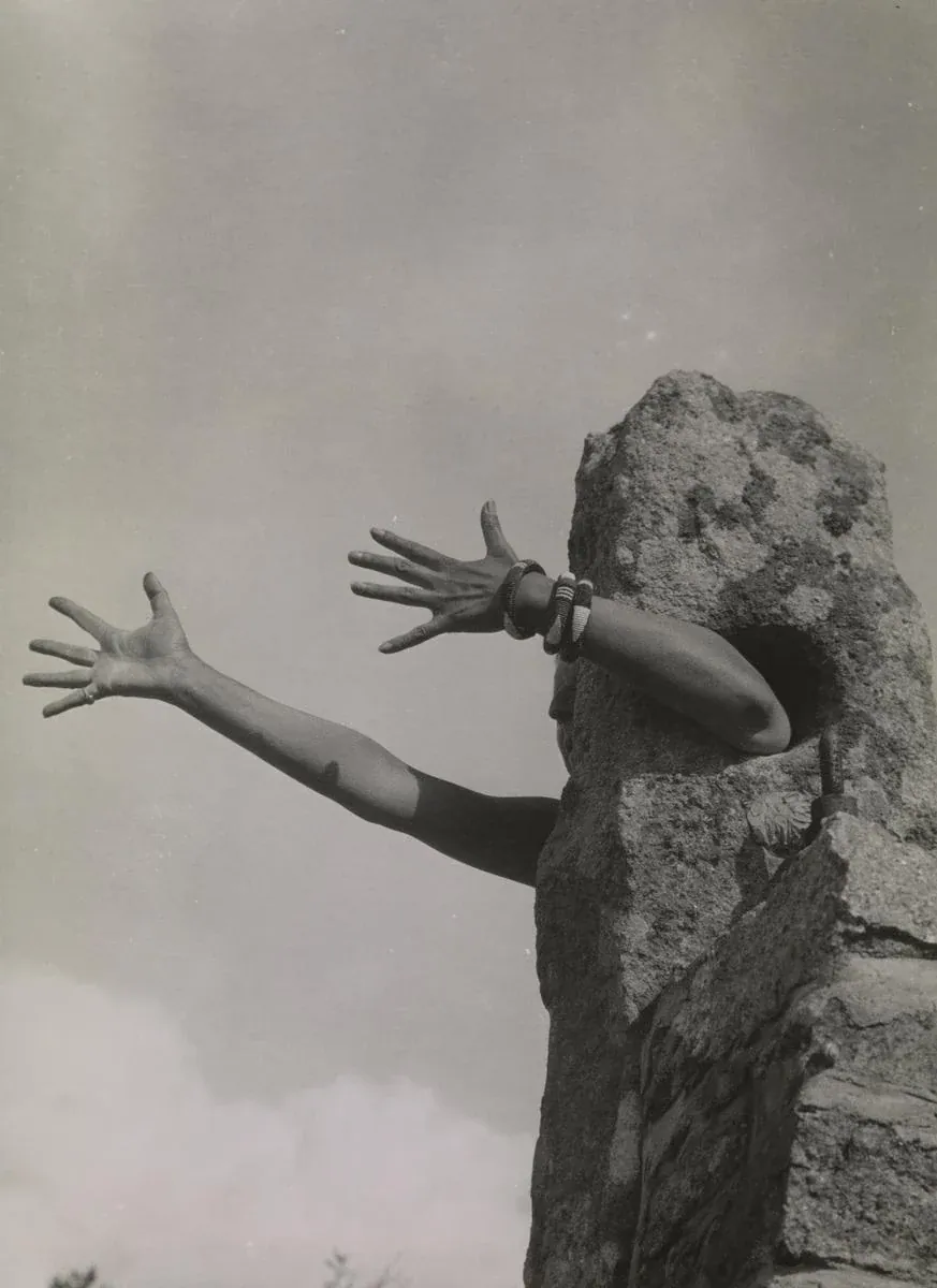 〈I Extend My Arms〉 • 클로드 카훈 • 1931~32 — 돌기둥에서 뻗어 나온 두 팔. 얼굴 없이 몸짓만 남은 자화상