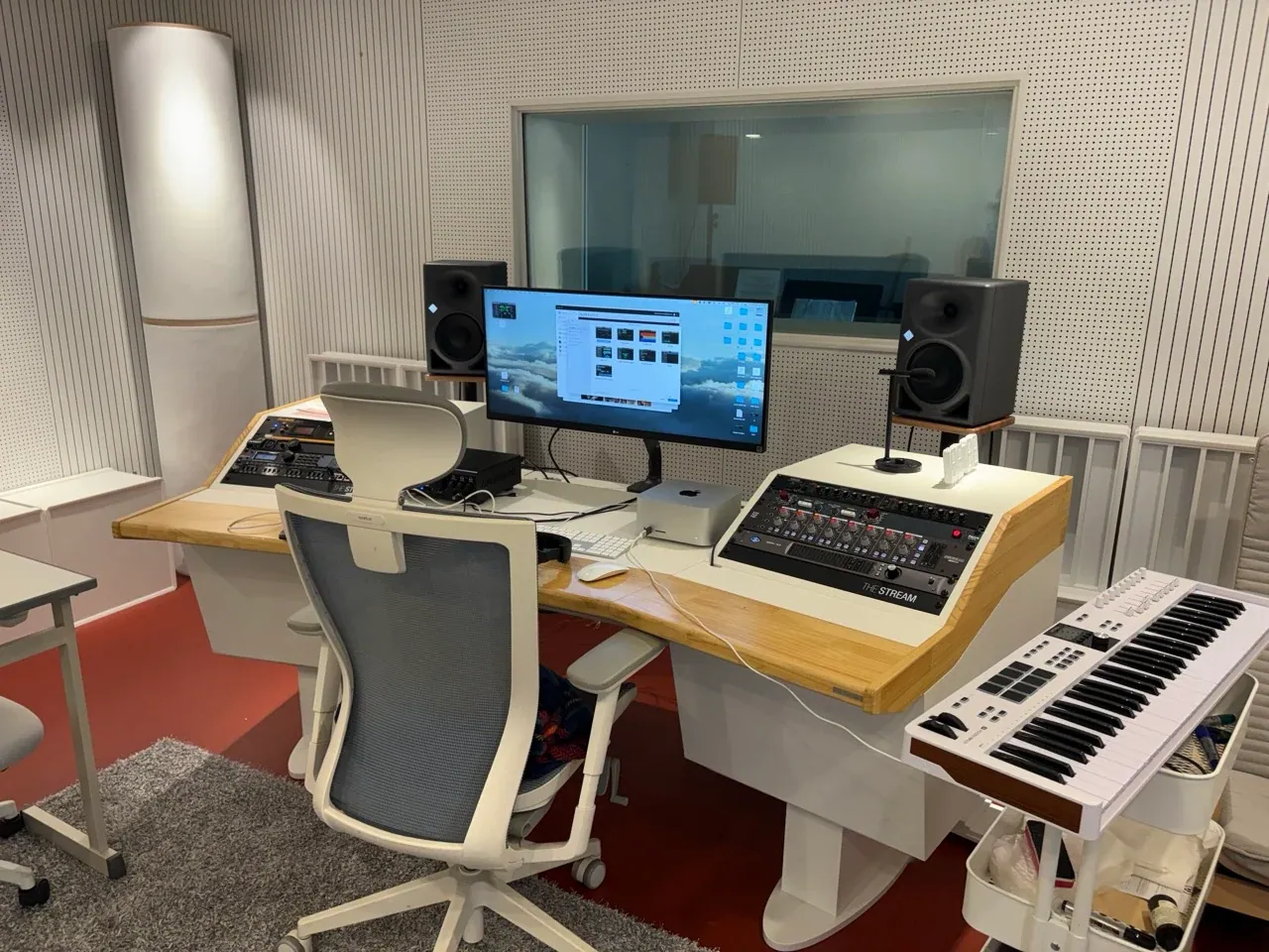 Fayston Arts 국제학교 내 음악 전공 학생들이 수준 높은 환경에서 작업 가능하도록 마련된 레코딩 스튜디오로, 미디와 녹음, 화성학 수업이 이루어지는 공간