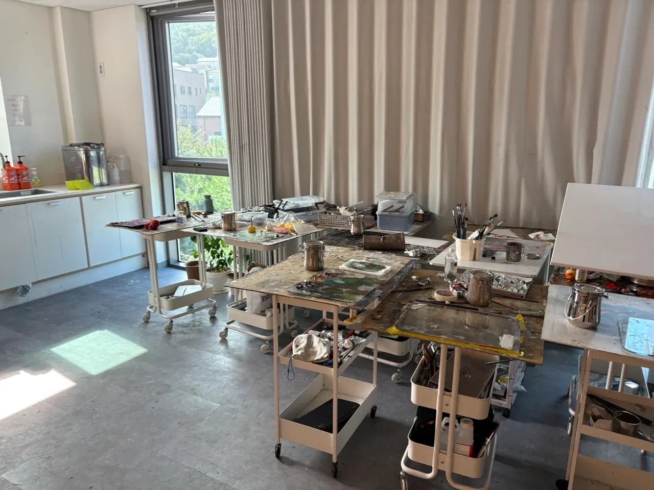 Fayston Arts 국제학교 내 드로잉 작업을 할 수 있는 아트 스튜디오 공간