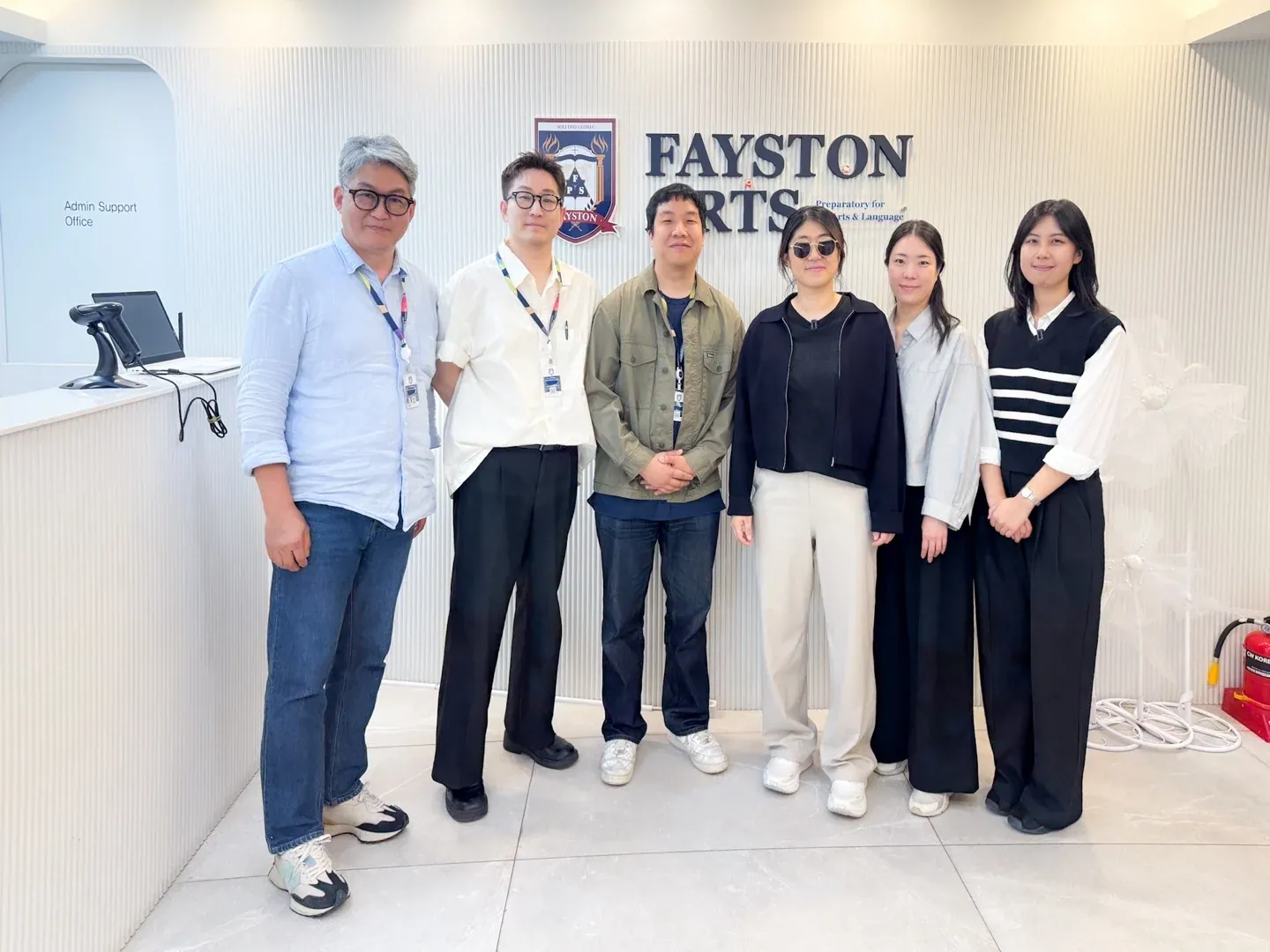 Fayston Arts 국제학교 로비에서 관계자들과 마블랜드
