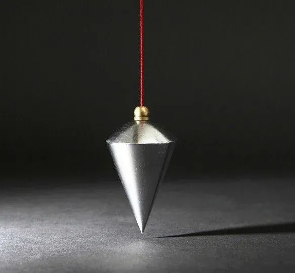 건물을 지을 때 수직 기준을 잡아주는 다림줄(Plumb line)